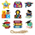 Set decorazioni laurea asilo con 9 cartellini colorati e corda di iuta per addobbi - Set da Appendere per Laurea da 9 Pezzi (J-0196)