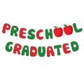 Striscione Preschool Graduate glitterato con lettere rosso verdi e decorazioni a mela - Striscione con Lettere PRESCHOOL GRAD (J-0071-1)