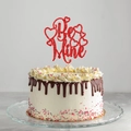 Topper per torta Be Mine con glitter rossi e cuori su una torta alla crema decorata - Cartoncino Glitterato / Bastoncino di Legno / Stile Be Mine - Rosso Glitterato