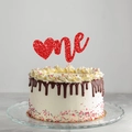 Dettaglio del cake topper 'one' rosso glitterato con cuore su una torta decorata - Cartoncino Glitterato / Bastoncino di Legno / Stile One - Rosso Glitterato