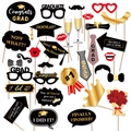 Set di accessori per foto di laurea neri e oro con cappello accademico e trofeo - Set da 33 Pezzi (mys0256-3)