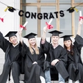 Striscione di laurea Congrats 2026 con finitura glitterata e accenti di nappe - Nero CONGRATS