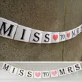Banderole Miss to Mrs blanche avec lettres noires et cœurs rouges pour déco de mariage - DE MADEMOISELLE À MADAME