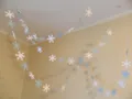 Detail of blue and white 3D snowflake garland for Christmas home and party decor - Blue and White Staggered Snowflake String (SD-10-X0004)