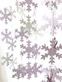 Dettaglio di ghirlande di fiocchi di neve 3D viola e bianchi per decorazioni natalizie - Piccola Catena di Fiocchi di Neve Glitterata Viola e Argento