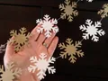 Dettaglio di fiocchi di neve in carta bianca e oro per decorazioni invernali - Piccola Catena di Fiocchi di Neve Bianca e Color Kraft
