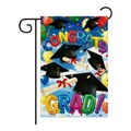 Drapeau de jardin Congrats Grad bleu avec ballons et toque de diplômé sur support noir - Félicitations Diplômé (W-00121) / 1 Pièce/Paquet