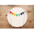 Topper per torta mini bandierine arcobaleno in feltro con cannucce a righe su piatto - Arcobaleno