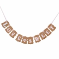 Detail eines Vintage-Kraftpapier-Banners mit weißen Love Is Sweet-Buchstaben für Hochzeiten - Love Is Sweet (Kraftfarbe)