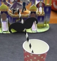 Decorazione per feste con baffi neri su cannuccia di carta a righe bianche e nere - Baffi con Cannucce
