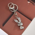 Dettaglio del portachiavi a forma di coniglio argentato con strass e moschettone - Coniglio con Diamanti Completi