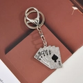 Dettaglio macro del portachiavi a carte da poker argento con strass lucidi - Carta da gioco