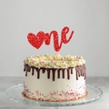 Glitzernder roter 'one' Tortenaufsatz mit Herz für die Dekoration zum 1. Geburtstag - Glitzer-Karton / Holzstab / One Stil - Glitzer Rot