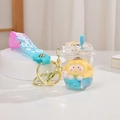Détail macro du porte-clés acrylique Pompompurin avec paillettes mobiles et sangle silicone - Dragonne Dégradée + Bouteille de Liquide / Bleu