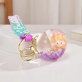 Gros plan du porte-clés cœur en acrylique à sable mouvant avec figurine et paillettes - Dragonne Dégradée + Bouteille de Liquide / Violet