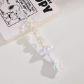Dettaglio delle perle a fiocco luminose e del ciondolo a conchiglia cangiante - Anello Colorato e Piccola Catena di Conchiglia / Bianco