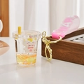 Dettaglio del portachiavi tazza tè al latte con orsetto, liquido giallo e glitter - Giallo Limone