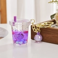 Portachiavi tazza tè viola luminoso con glitter liquidi e anello in metallo oro - Stile tazza di tè al latte luminosa / Viola