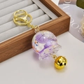 Porte-clés lapin violet avec figurine flottante et clochette dorée sur plateau chic - Violet