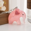 Llavero de elefante acrílico rosa translúcido con corazón rojo y aro de metal plata - Rosa