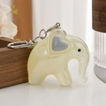 Lindo llavero de elefante beige translúcido con detalle de corazón gris y cierre plata - Champán