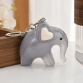 Lindo llavero de elefante gris de acrílico con detalle de corazón para mochilas - Gris
