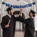 Striscione WE GRADUATED glitterato blu con cappelli da laureato per decoro festa laurea - Blu WE GRADUATED