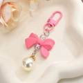 Dettaglio del ciondolo a fiocco rosa con perle e perline colorate in vassoio a cuore - Rosa