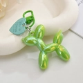 Dettaglio portachiavi cane palloncino verde perlato con ciondolo a cuore blu e clip - Cane Palloncino Perlato / Verde