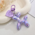 Portachiavi a forma di cane palloncino viola cangiante con gancio opaco su vassoio - Cane Palloncino Perlato / Viola