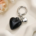 Dettaglio portachiavi a cuore in acrilico nero con ciondolo argento e chiusura a molla - Anello in Argento + Cuori Grandi/Piccoli / Nero