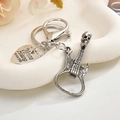 Punk gitaar schedel sleutelhanger flesopener van vintage metaal met hartvormige hanger - Gitaar Flesopener (Viool)