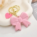 Schicker rosa Acryl-Schleifen-Schlüsselanhänger mit Herzanhänger und Gold-Clip - Rosa