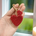 Roter Strass-Herz-Schlüsselanhänger mit goldenem Ring und Lederanhänger - Rot
