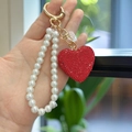 Portachiavi cuore con strass rossi e cinturino in perle bianche per borse da donna - Ciondolo a Cuore Con Catena Di Perle (Con Patch Per Telefono) / Rosso