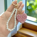 Portachiavi cuore con strass rosa e cinturino di perle bianche su anello dorato - Ciondolo a Cuore Con Catena Di Perle (Con Patch Per Telefono) / Rosa