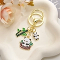 Portachiavi panda e bambù in metallo con ciondoli smaltati e chiusura dorata elegante - Panda che fa il bagno