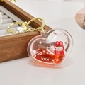 Dettaglio portachiavi a cuore liquido con stelle glitterate e simpatico coniglietto - Catena Oro Chiaro + Cuore + Perla / Rosso