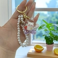 Dettaglio del ciondolo a stella con mini orsetto e catena di perle bianche lucide - Viola Con Catena