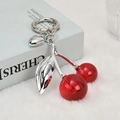 Portachiavi creativo a ciliegia con frutti rossi e ciondolo a cuore su sfondo bianco - Rosso