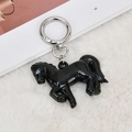 Portachiavi a forma di cavallo nero in acrilico con anello in metallo su morbida pelliccia - Pony / Nero