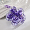 Dettaglio macro del portachiavi a petalo in acrilico con fiori viola e glitter - Viola