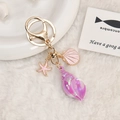 Llavero tema océano con concha púrpura estrella de mar rosa y concha en gancho dorado - Morado