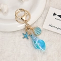 Llavero de océano con colgantes de concha, caracola y estrella de mar en azul degradado - Azul