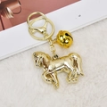 Portachiavi a cavallo dorato con campanellino su sfondo di peluche bianco morbido - Cavallo Galvanizzato Con Campanello / Oro