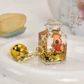 Portachiavi Capybara in acrilico liquido con bambola fragola e paillettes dorate - Bottiglia dei Desideri Nero Oro