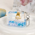 Portachiavi in acrilico a forma di borsa con sabbie mobili blu e perle bianche - Stile borsa a mano