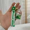 Details von grünem Good Luck Gummiband und Acryl-Flüssigkeit-Flasche Schlüsselanhänger - Quadratisch Grün