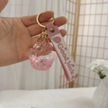 Makroaufnahme vom rosa Katzenpfoten-Schlüsselanhänger mit Glitzer und Silikonarmband - Rosa Katzenpfote