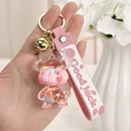 Nahaufnahme des rosa Bären-Schlüsselanhängers mit Perlen und Silikon-Handgelenkband - Rosa Bär mit Glocke